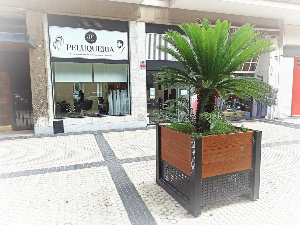 Fachada y escaparate de JC Peluquería Amara